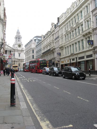 Vue d'une rue londonnienne avec des bus à étages et des taxis