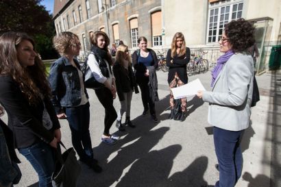 Un groupe de lyéennes découvre l'UFR SLHS