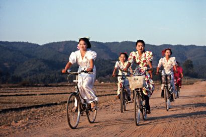 Des femmes chinoises à vélo