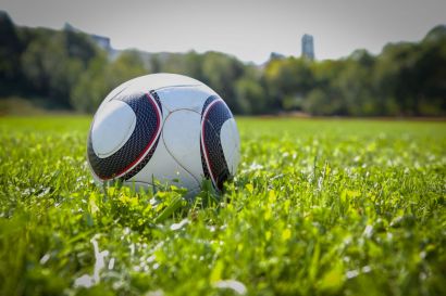 Ballon de football dans l'herbe