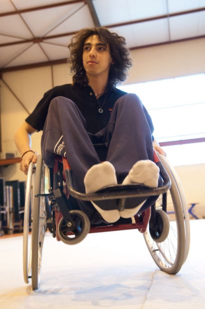 Un étudiant dans un fauteuil roulant