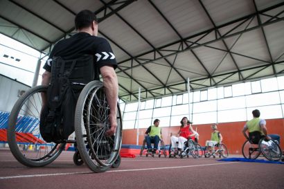 Plusieurs personnes en fauteuil roulant en train de disputer un match.