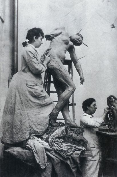 Camille Claudel et Jessie Lipscomb sculptant dans leur atelier