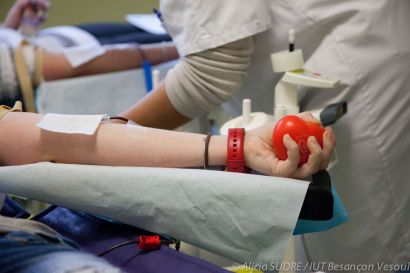 Photo du bras d'un étudiant en train de donner son sang