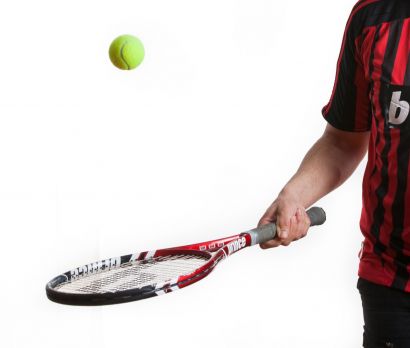 Un jeune homme tenant une raquette de tennis