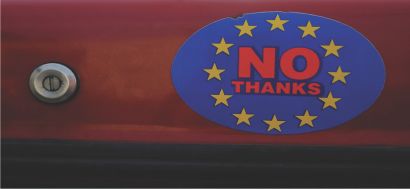 Un autocollant avec les étoiles de l'union européenne et marqué No thanks