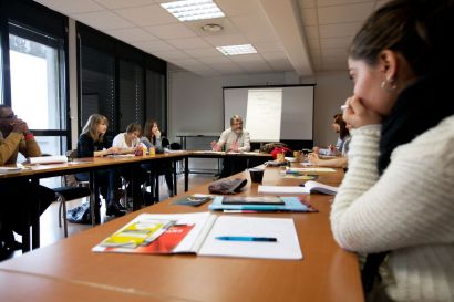 Etudiants en formation dans une salle de cours