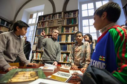 Loïc Decreuse présente la bibliothèque aux élèves