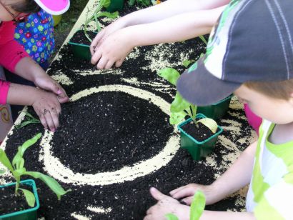 Des enfants apprennent à jardiner