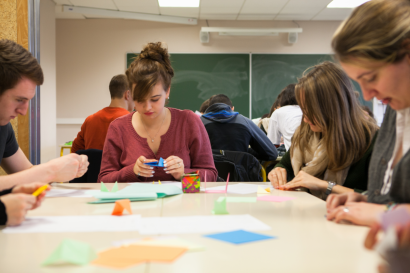 Des lycéens participant à un atelier origami lors d'une précédente journée de découverte 