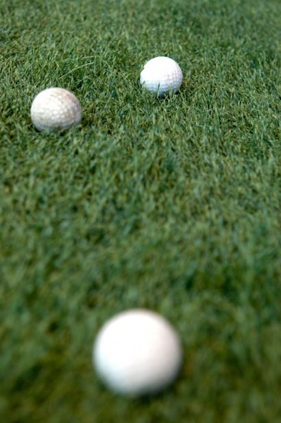 Balles de golf dans l'herbe