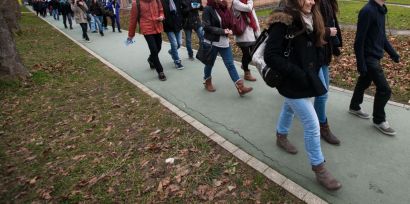 Des gens en train de marcher sur le campus