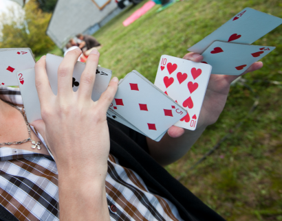 Magicien manipulant un jeu de cartes