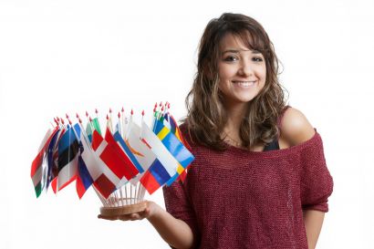 Une jeune femme tenant des drapeaux de différents pays