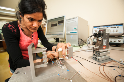 Une chercheuse du laboratoire FEMTO-ST travaillant sur un microgénérateur