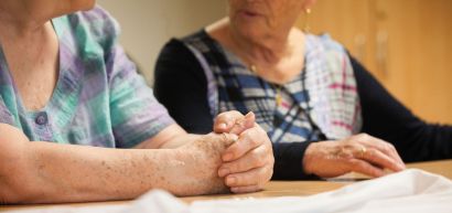 Deux dames âgées qui discutent