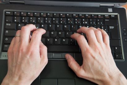 Des mains sur un clavier