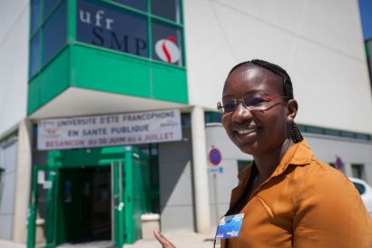 Une participante de l'université d'été francophone en santé publique devant l'UFR SMP.