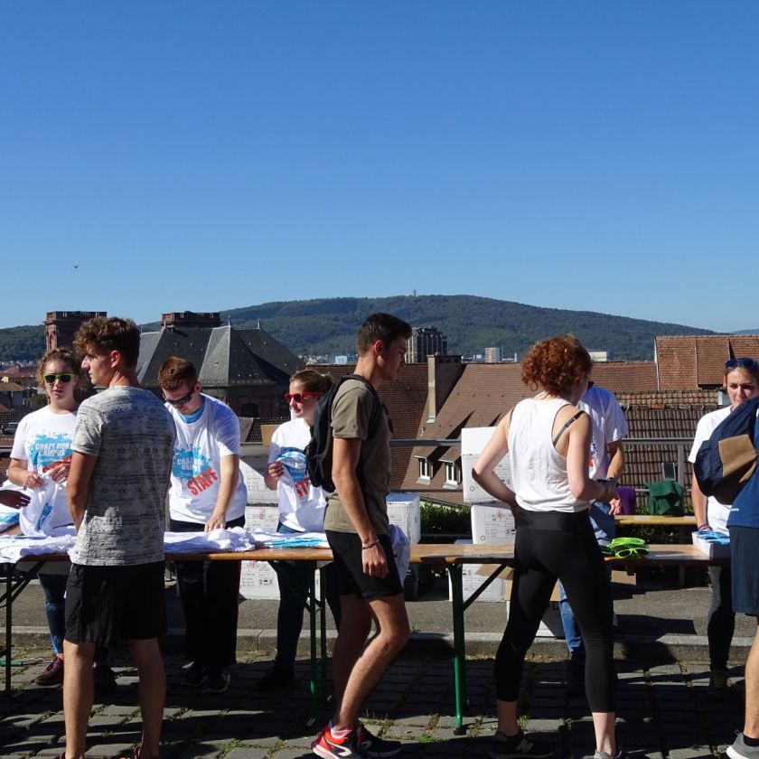 Tee-shirts, lunettes, masques, on se prépare pour la Course du Château!