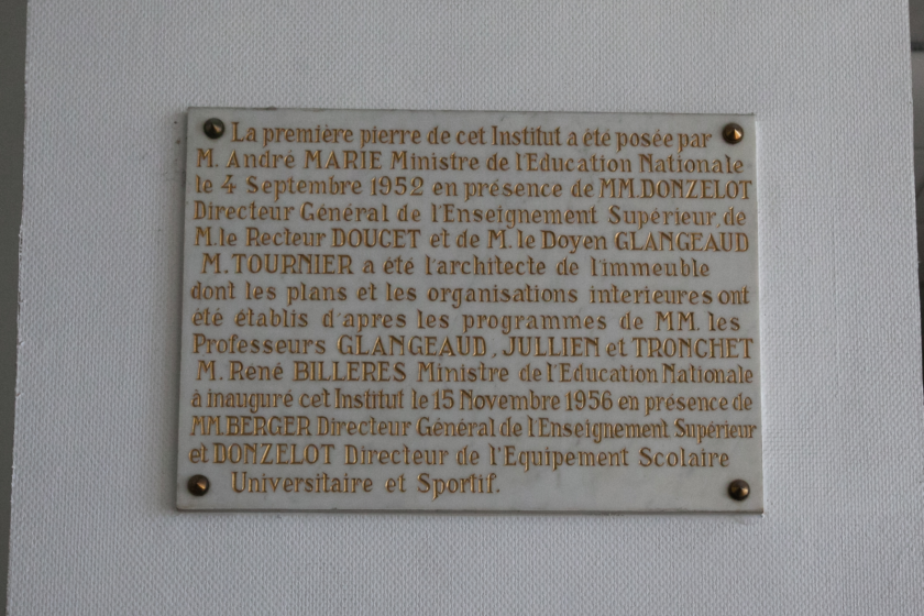 Gros plan sur une plaque inagurale.