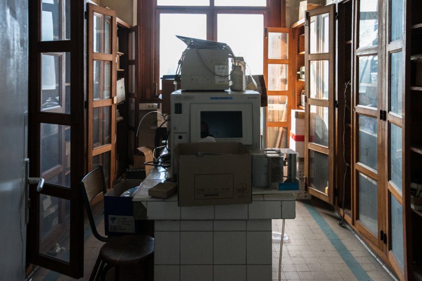 Une salle en plein déménagement.