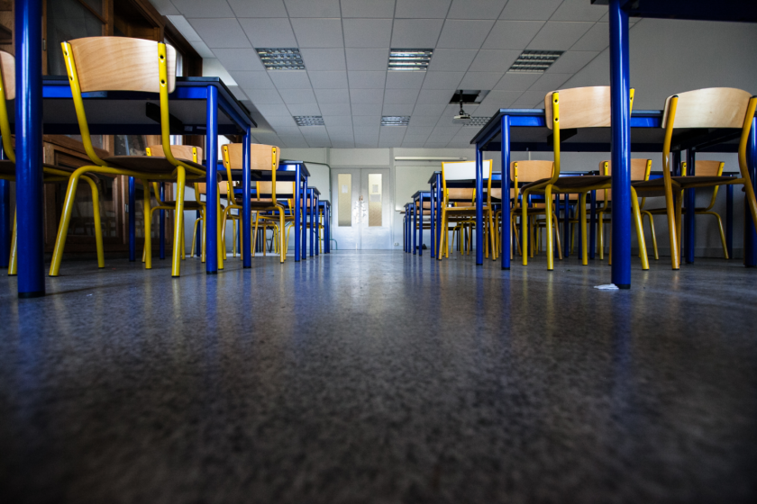 Une salle de cours, vue du sol.