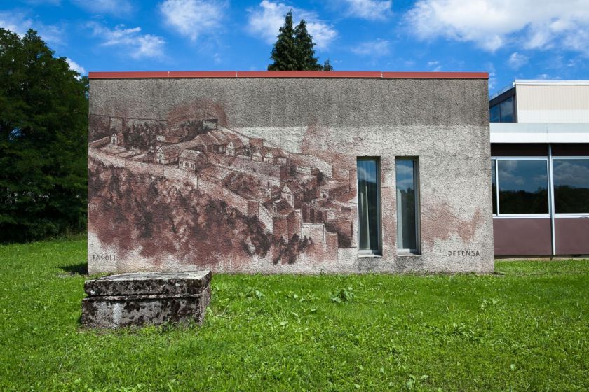 Dessin de la citadelle sur un mur de l'UFR SJEPG