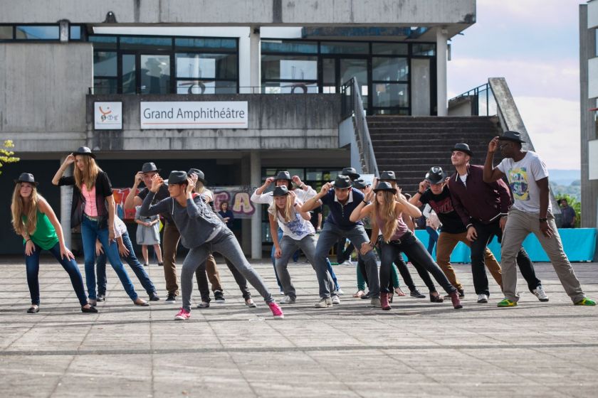 Petite chorégraphie de danse interprétée par des étudiants