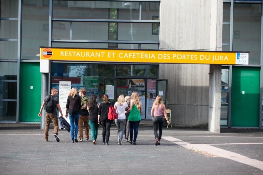 Un groupe d'étudiant se rend au resto U