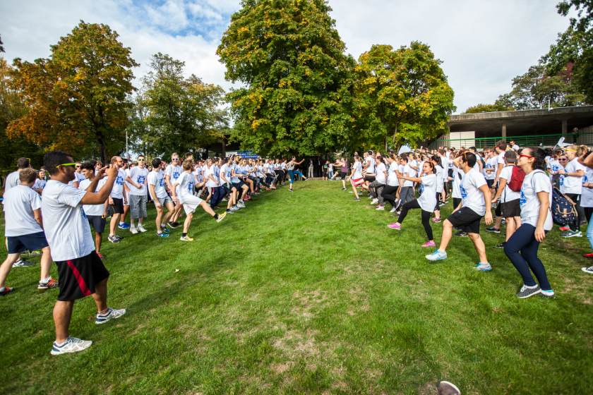 Des groupes d'étudiants face à face en tee shirt en train de s'échauffer