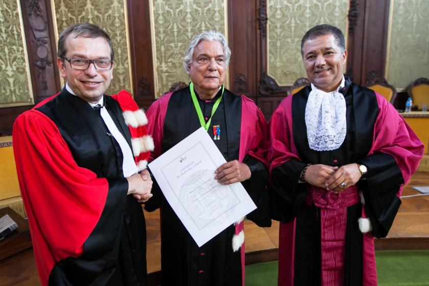 Philippe Humbert, Roger Pradineau et Jacques Bahi en toge lors de la cérémonie.