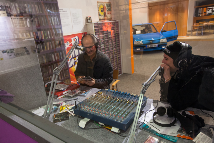 Des personnes dans un studio radio.