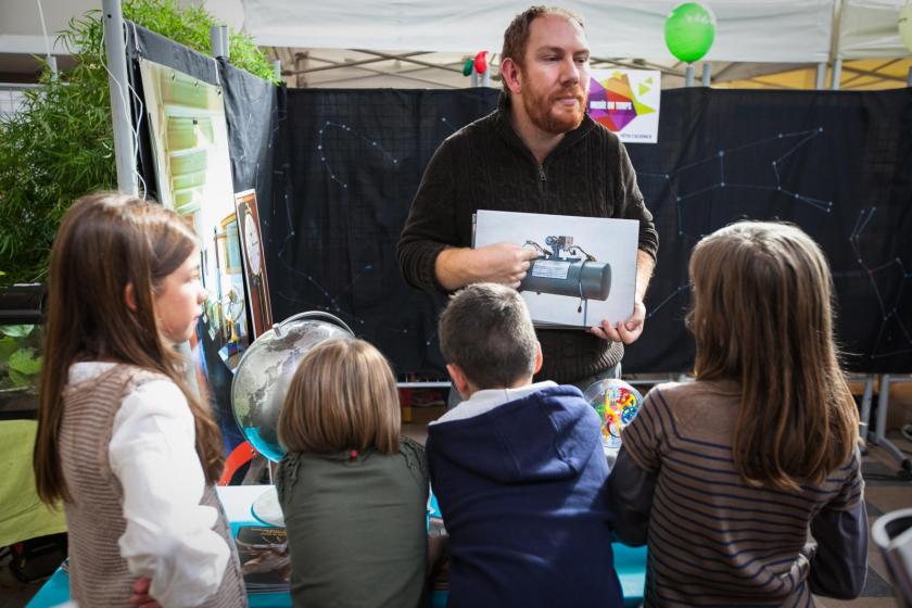 Fabien Kuntz, animateur, devant quatre enfants