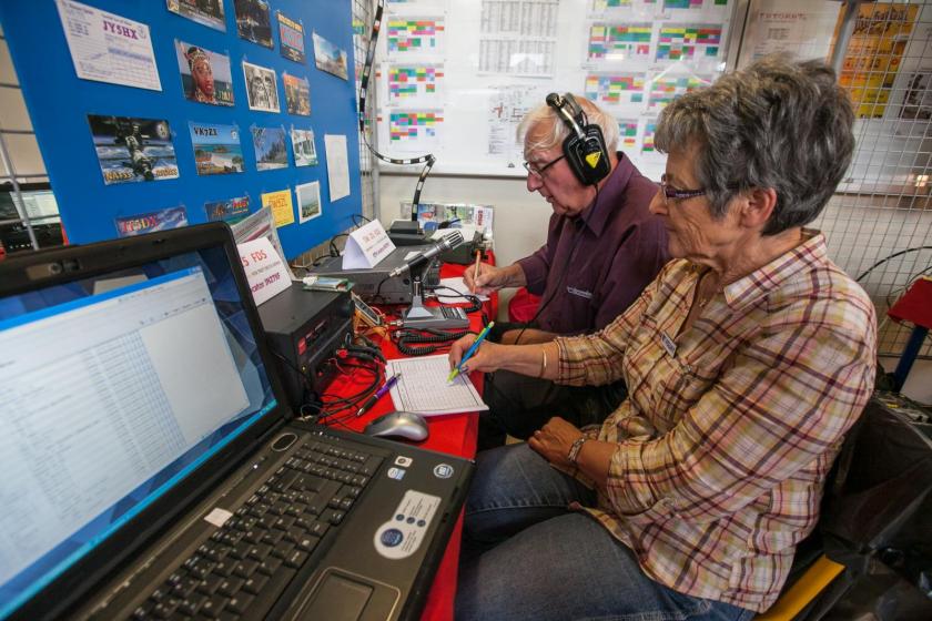 Deux personnes âgées font de la radio