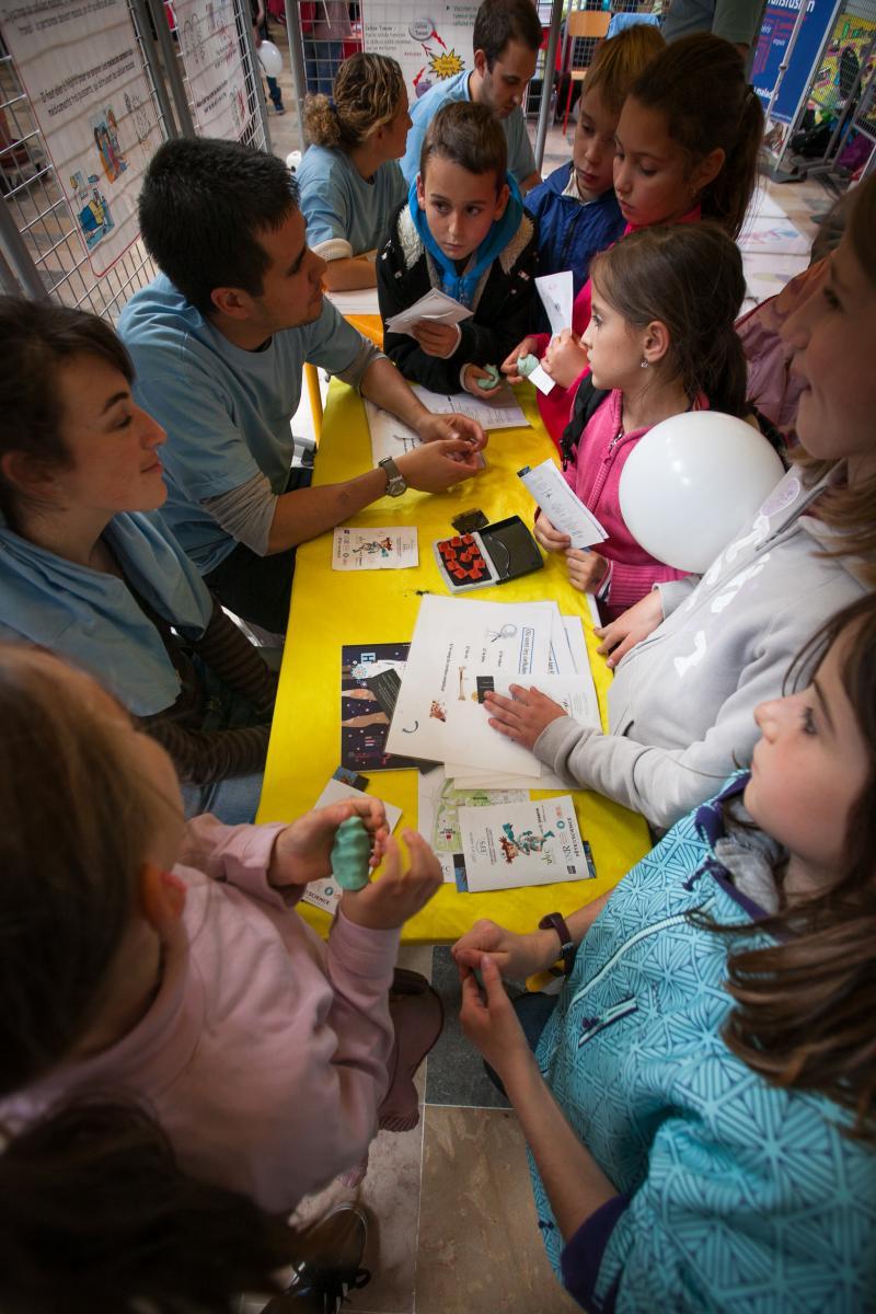 Attroupement d'enfants autour d'un stand