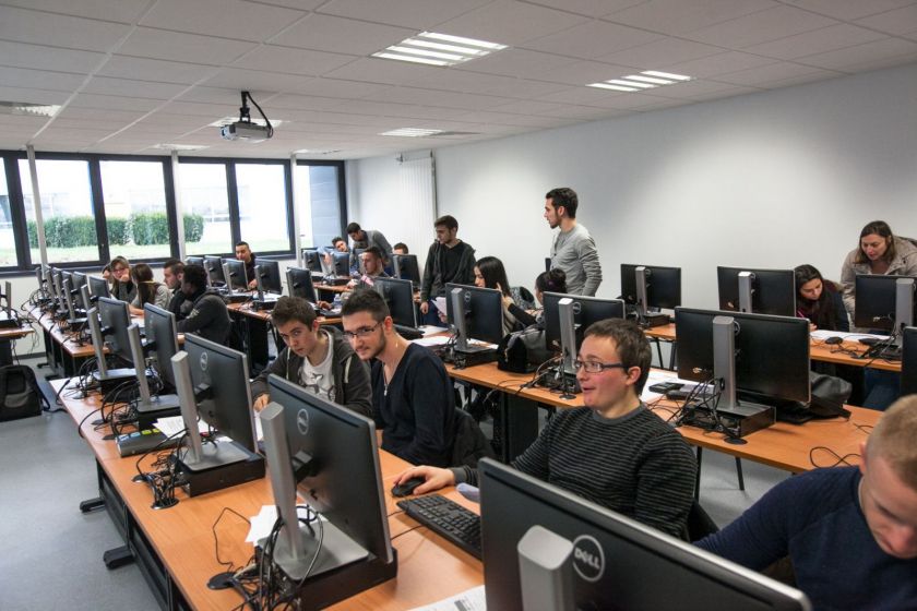 Une salle informatique pleine d'étudiants.