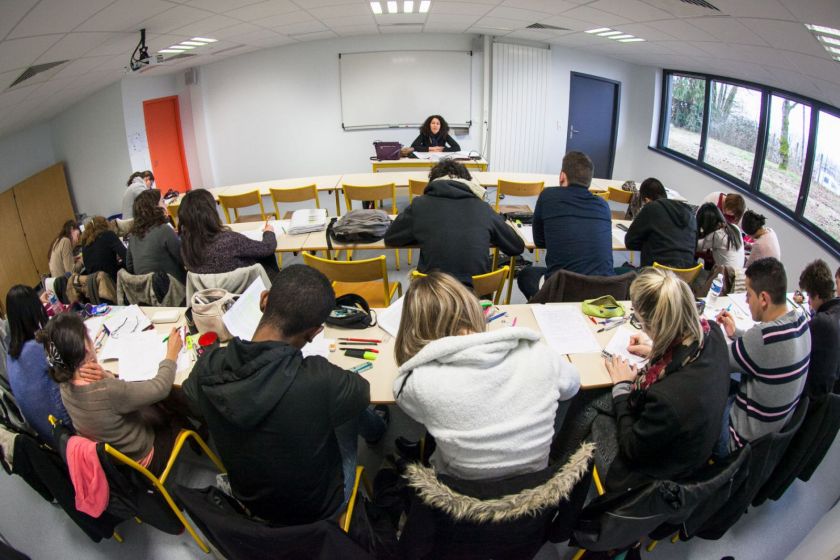 Des étudiants et une enseignante dans une salle de TD.