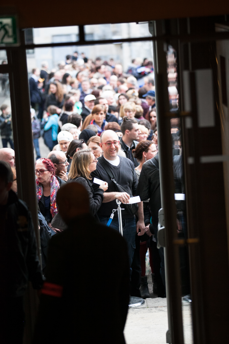 Une foule devant l'entrée du Kursaal.