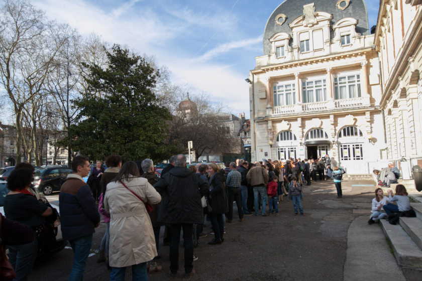 Vue extérieure du Kurssal avec une longue file d'attente devant.