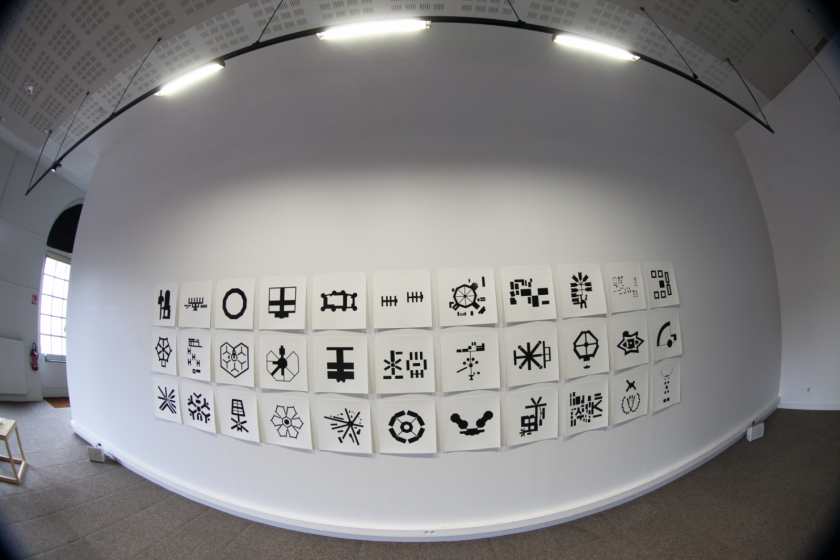 Une série de sérigraphies avec des symboles géométriques noirs sur fond blanc. Prisons - Laure Tixier.