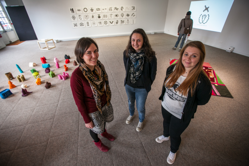 Trois étudiantes de la licence professionnelle METI dans la salle d'exposition