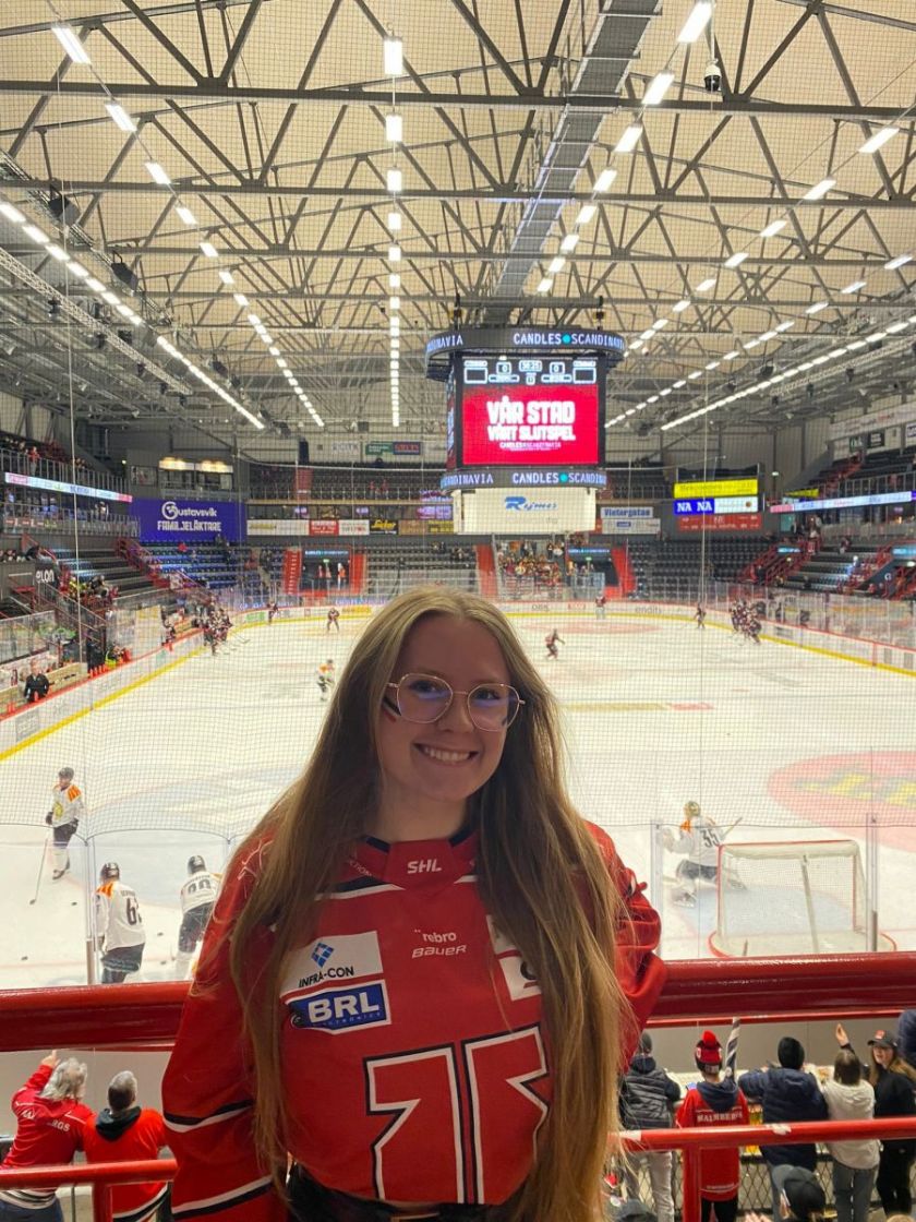 Marine lors d'un match de hockey en Suède