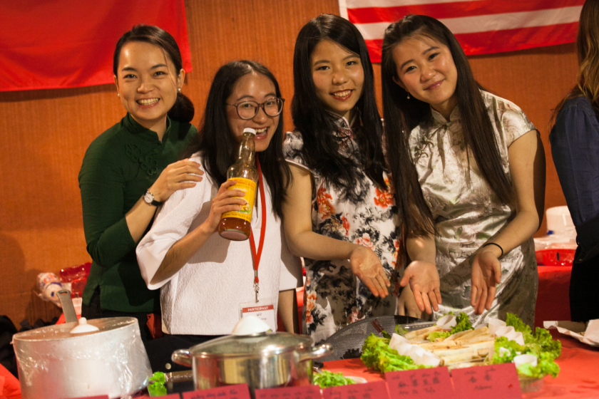 Quatre jeunes chinoises posent devant leur stand