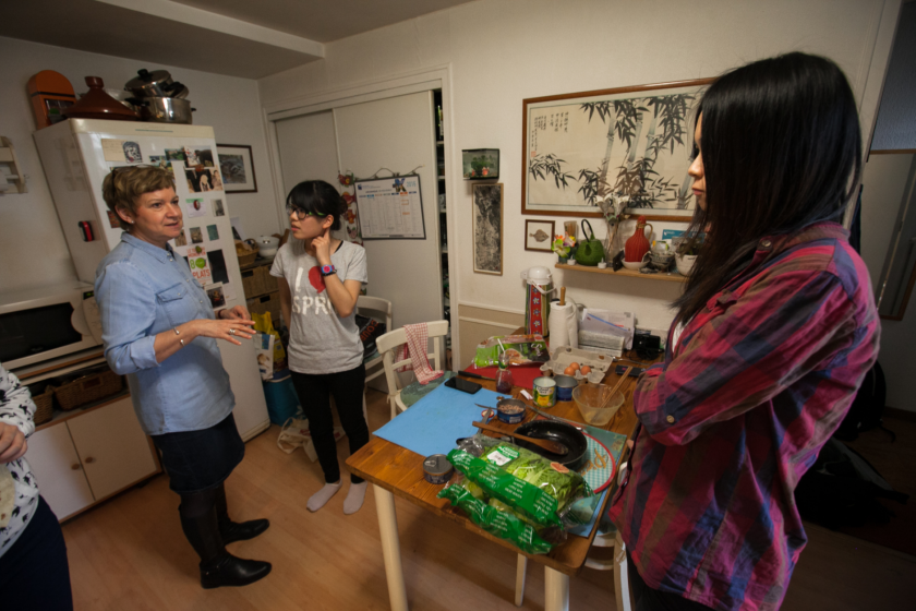 Annie Barthelet accueille des étudiantes taiwanaises dans sa cuisine.