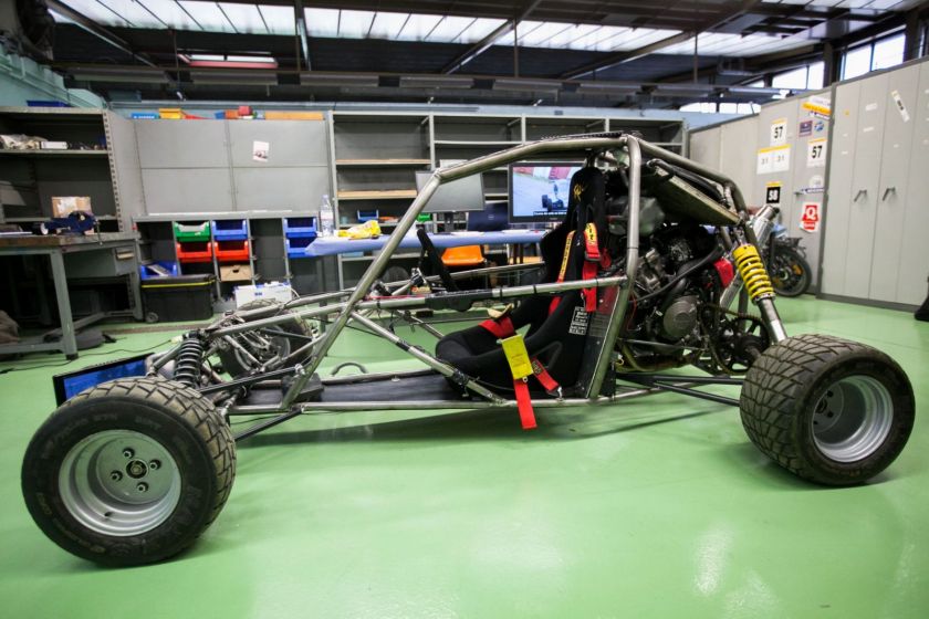 Un kart dans un hangar.