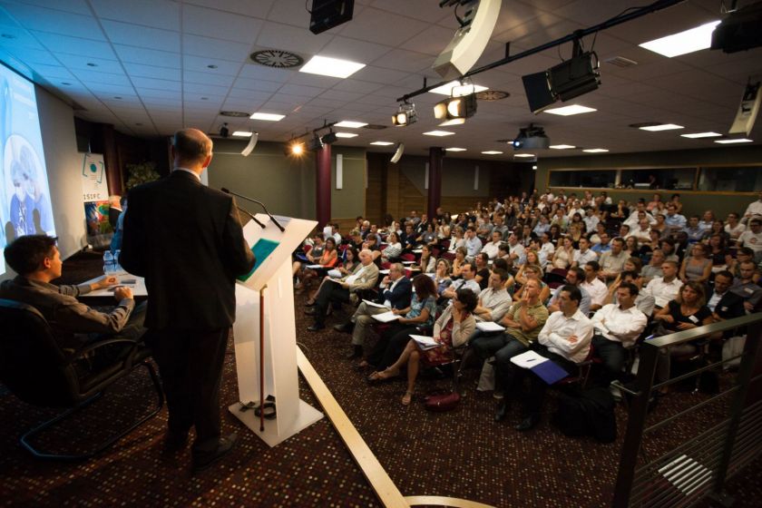 Une salle de conférence pleine.