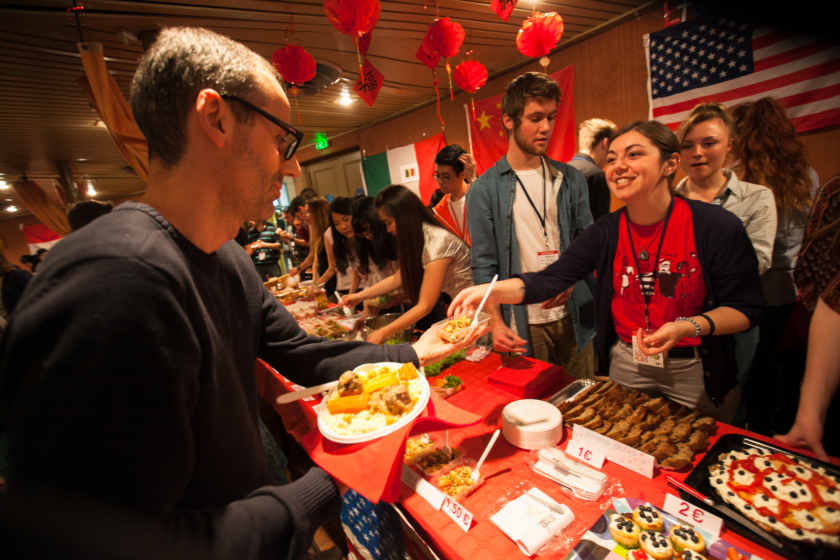 Echanges autour du stand des Etats-Unis