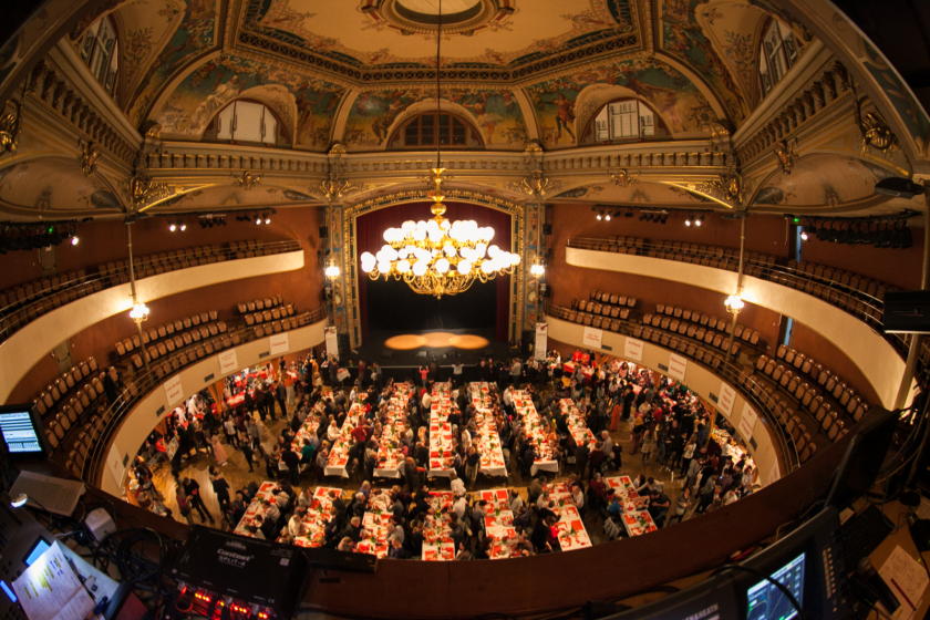 La salle circulaire du Kursaal vue d'en haut, avec le lustre et les plafonds décorés. En bas les tables et la foule.