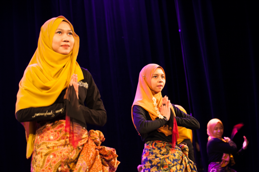 Deux malaisiennes exécutent une danse traditionnelle.