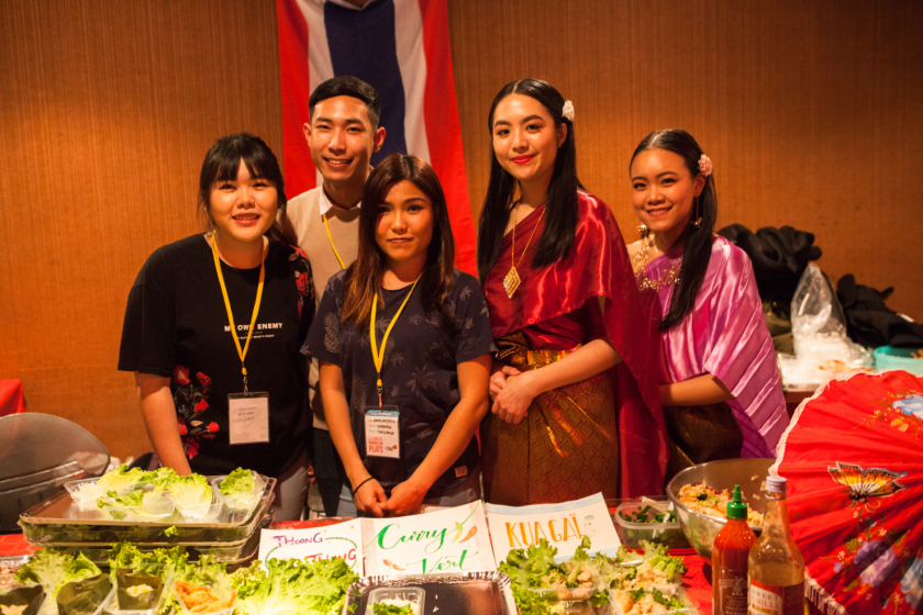 des étudiantes asiatiques devant un stand de nourriture